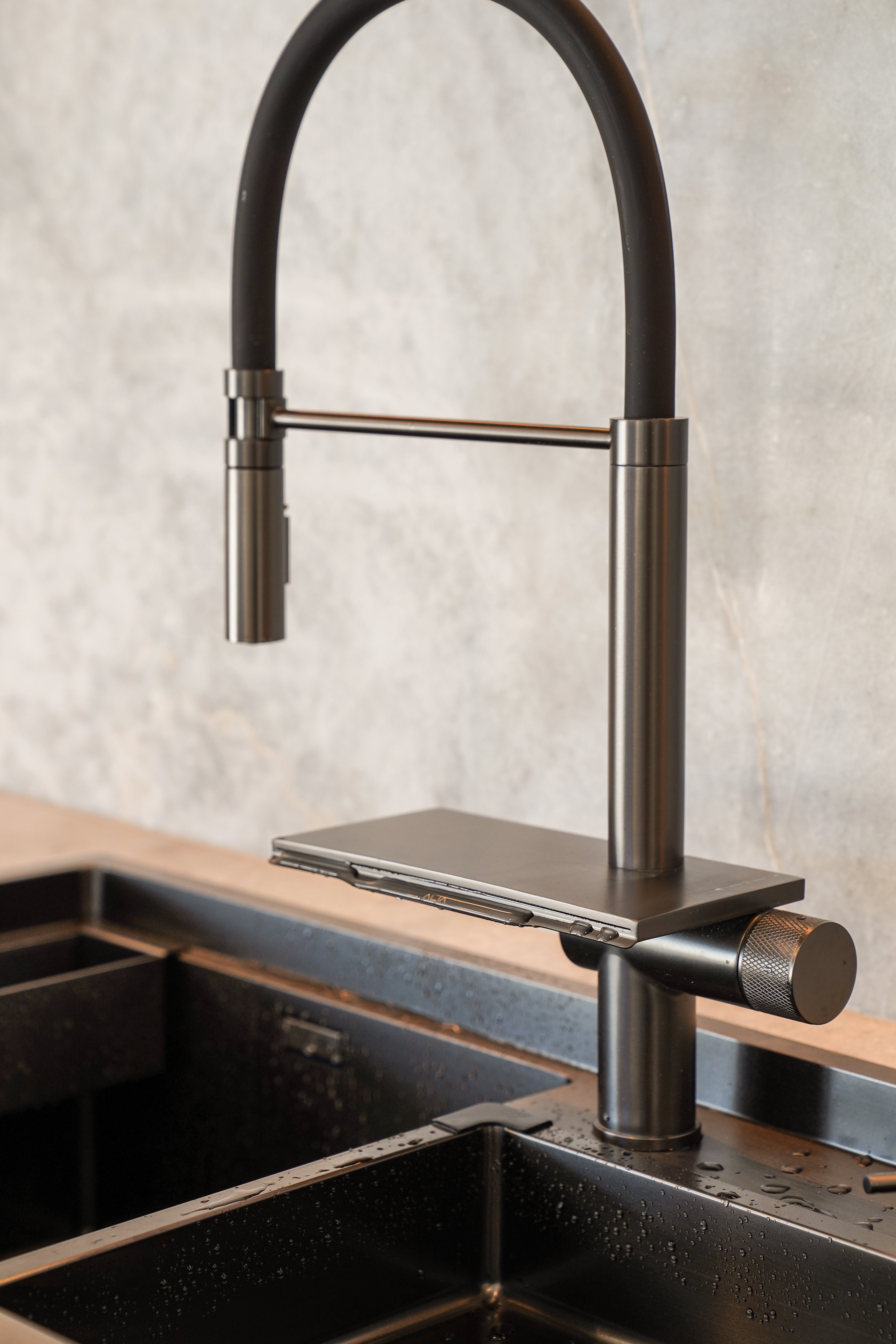 Showcasing the ALIA Smart Sink’s 360-degree rotating pull-out mixer tap with integrated waterfall function, this modern kitchen fixture combines innovative design and precise water flow control.